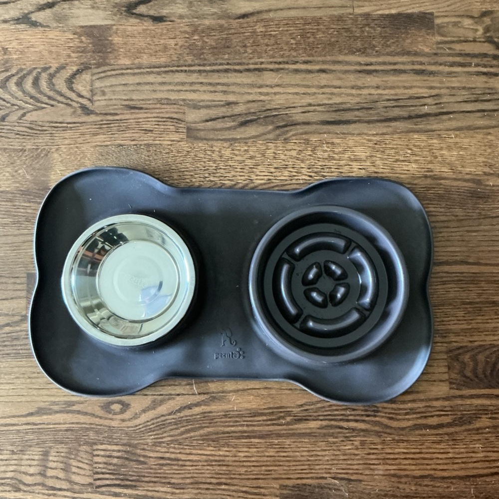 Pecute Black Dog Feeding Mat with Bowls